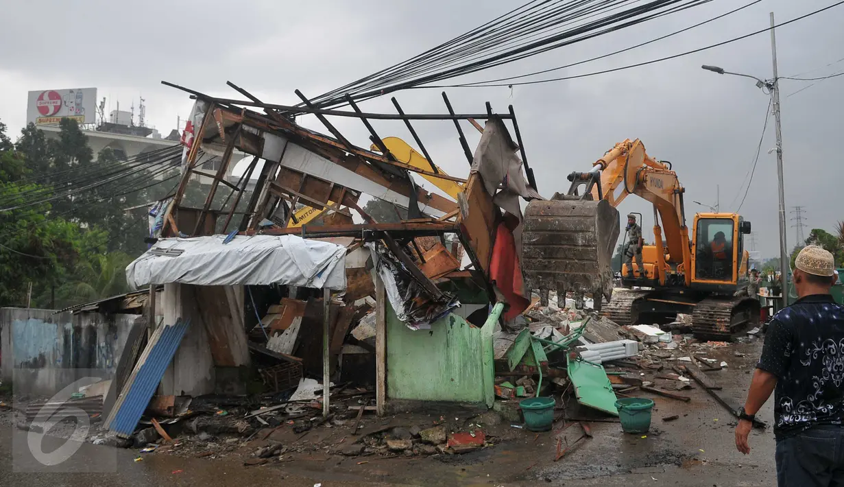 Alat berat dikerahkan untuk meratakan bangunan di kawasan Kalijodo, Jakarta, Senin (29/2). Sebelumnya warga Kalijodo telah dipindahkan untuk dilakukannya perataan kawasam Kalijodo. (Liputan6.com/Gempur M Surya)