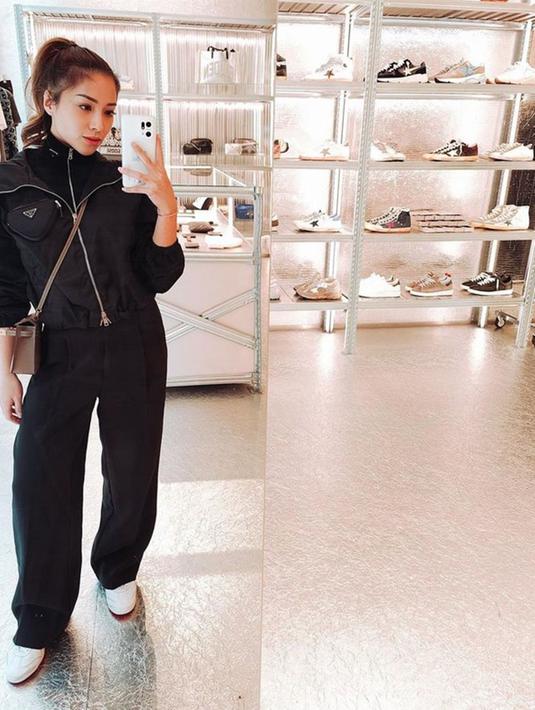 Terlebih, kini Nikita Willy sudah mendapatkan body goals-nya kembali seperti saat belum hamil. Selama ia berlibur ke Jepang. ibu satu anak itu tampil fresh dengan style yang kekinian dan anak muda banget. (Liputan6.com/IG/@nikitawillyofficial94)