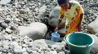 Warga Desa Tamansari mengambil air dari bekas galian batu di Sungai Ciapus, Bogor. Kemarau yang terjadi sejak dua bulan silam membuat kesulitan air bersih untuk keperluan sehari-hari.(Antara)