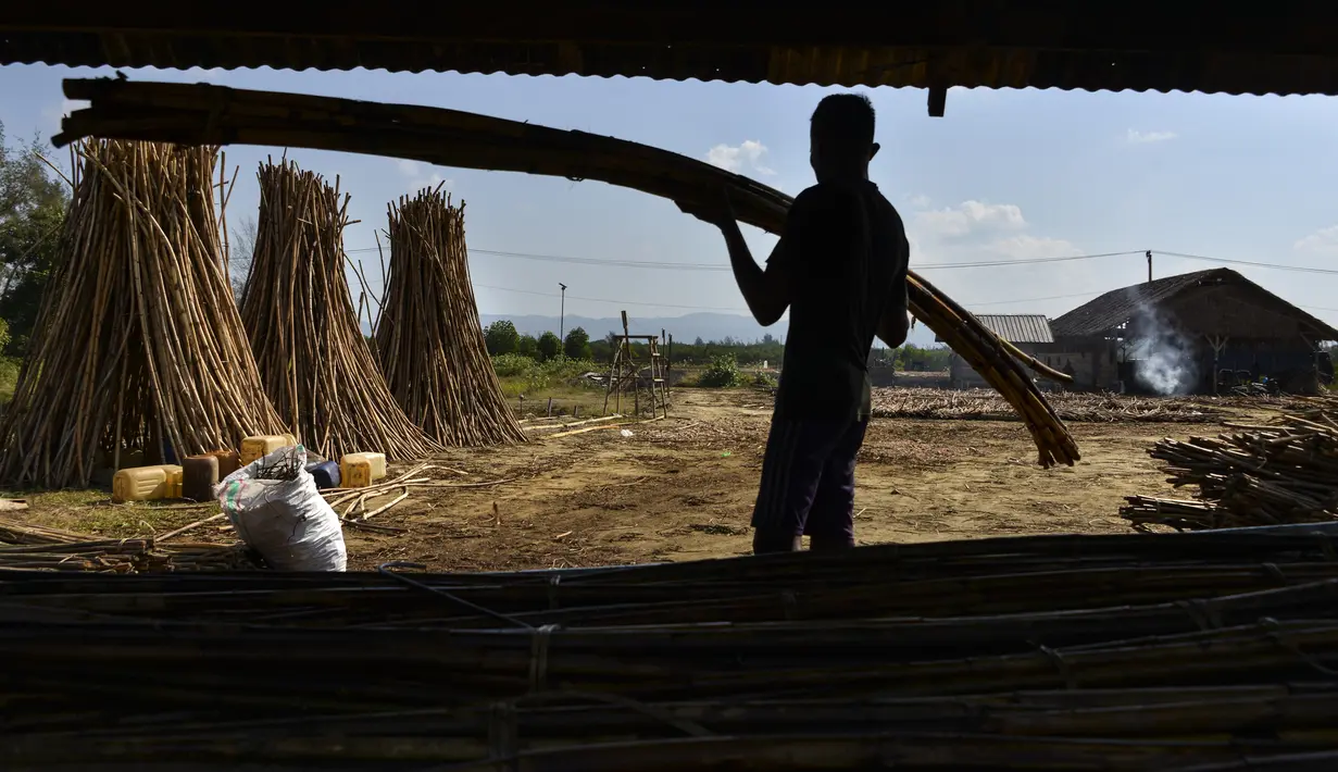 Pekerja menyiapkan rotan untuk dikeringkan untuk diekspor di sebuah bengkel di Banda Aceh (7/1/2020). Aceh merupakan salah satu sentra produksi rotan terbesar di Sumatera.  (AFP Photo/Chaideer Mahyuddin)