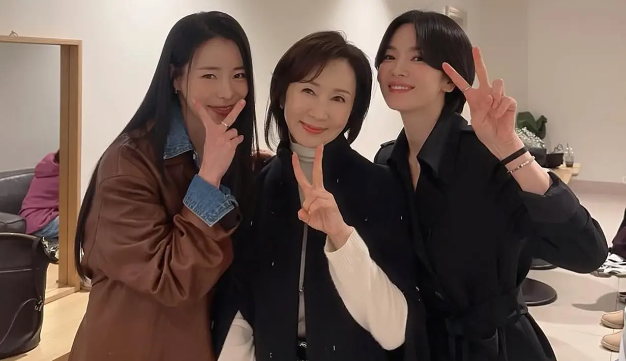 Beberapa rekan pemeran dari drama-drama sebelumnya yang dibintangi Song Hye Kyo hadir di pemutaran perdana untuk menunjukkan dukungan mereka terhadap karya terbarunya. Selain Lim Ji Yeon, rekan pemeran Hye-kyo dalam "The Glory" yang hadir yaitu Jung Sung-il dan Lee Moo-saeng. (Liputan6.com/IG/@limjjy2)