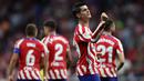 Selebrasi striker Atletico Madrid, Alvaro Morata setelah mencetak gol ke gawang Cadiz pada laga Liga Spanyol 2022/2023 di Wanda Metropolitano Stadium, Madrid (3/5/2023). Klub Arab Saudi, Al Taawoun sempat memberi penawaran kepada striker Atletico Madrid, Alvaro Morata dengan gaji senilai 50 juta euro atau setara Rp820 miliar per musim. Namun Alvaro Morata memilih bertahan bersama Atletico Madrid yang segera memberinya perpanjangan kontrak. (AFP/Pierre-Philippe Marcou)