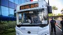 Bus listrik Transjakarta jelang uji coba di Kantor Pusat Transjakarta, Senin (6/7/2020). Layanan ini akan beroperasi setiap hari, mulai pukul 10.00-20.00 WIB dan berhenti di halte-halte Non-BRT di sepanjang rute Blok M hingga Balai Kota. (Liputan6.com/Faizal Fanani)
