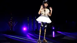 Atlet Paralympian Jepang, Erina Yuguchi berpartisipasi dalam fashion show bertajuk "Amputee Venus Show" di Tokyo, Selasa (25/8/2020). Fashion show tersebut menandai pembukaan Paralympic Games yang rencananya akan dibuka pada 24 Agustus 2021 mendatang. (AP Photo/Hiro Komae)
