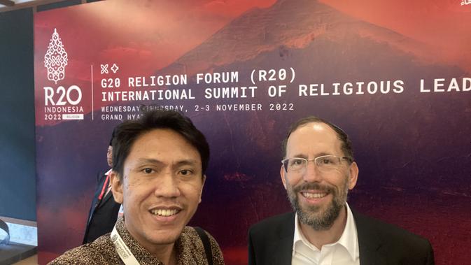 Wawancara eksklusif bersama Teolog Yahudi berkebangsaan Amerika Serikat, Rabbi Yakov Nagen di sela Forum Keagamaan KTT G20 atau Religion Twenty (R20). (Liputan6.com/Muhammad Radityo Priyasmoro)