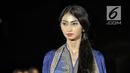 Model memeragakan koleksi desainer Ghea Panggabean dalam acara budaya perempuan Supreme Indonesia di Silang Monas, Jakarta, Selasa (31/7). Koleksi Ghea ditampilkan dengan tema terinspirasi dari daun argan yang menjadi pohon. (Liputan6.com/Faizal Fanani)