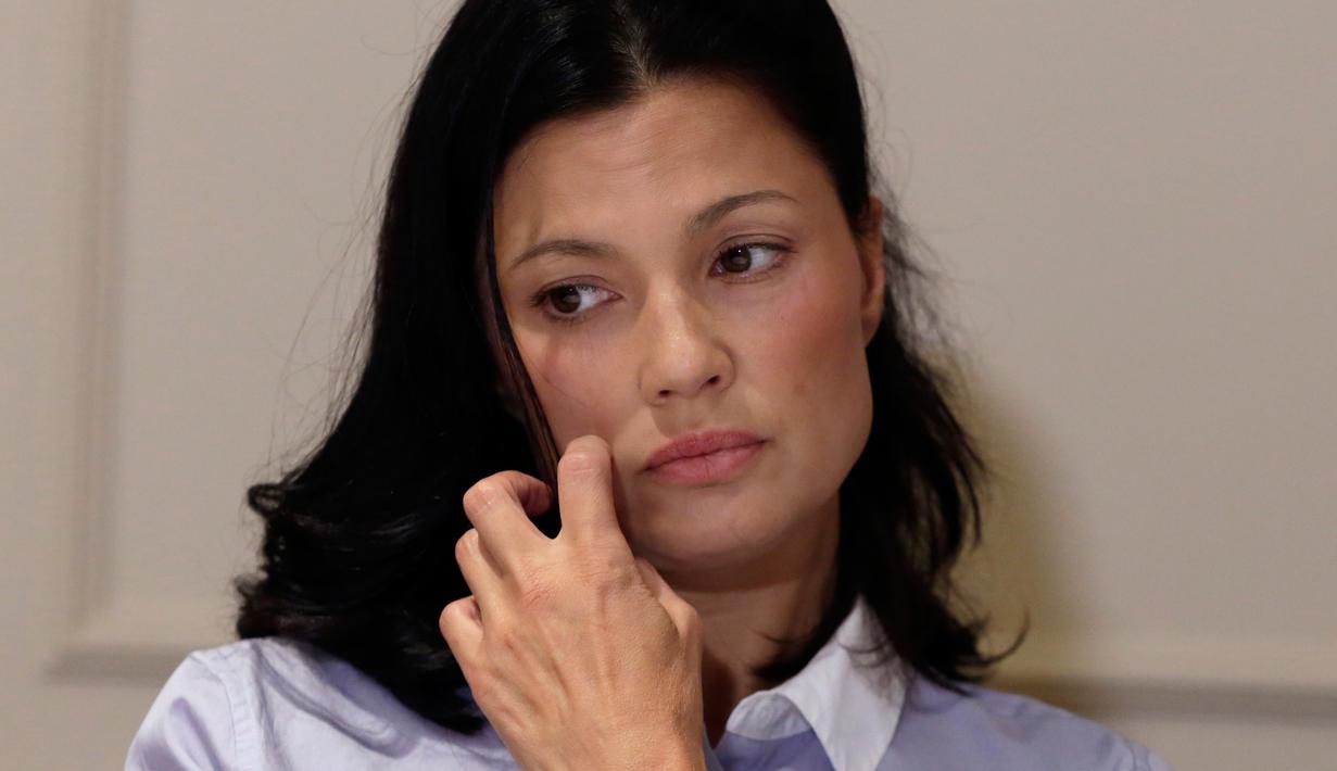 Aktris yang juga model Norwegia, Natassia Malthe bereaksi dalam konferensi pers di New York, Rabu (25/10). Wanita 43 tahun itu mengaku diperkosa produser Hollywood, Harvey Weinstein pada Februari 2008 di sebuah kamar hotel di London. (AP/Richard Drew)