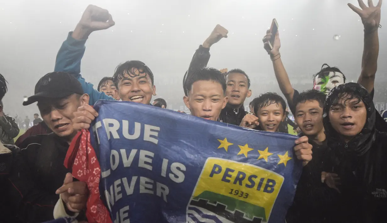 Persib Bandung menggelar pesta juara BRI Liga 1 Indonesia 2024-2025 di markas sendiri, Stadion Gelora Bandung Lautan Api (GBLA), Sabtu (24/5/2025) usai laga lawan Persis Solo. (Timur Matahari/AFP)