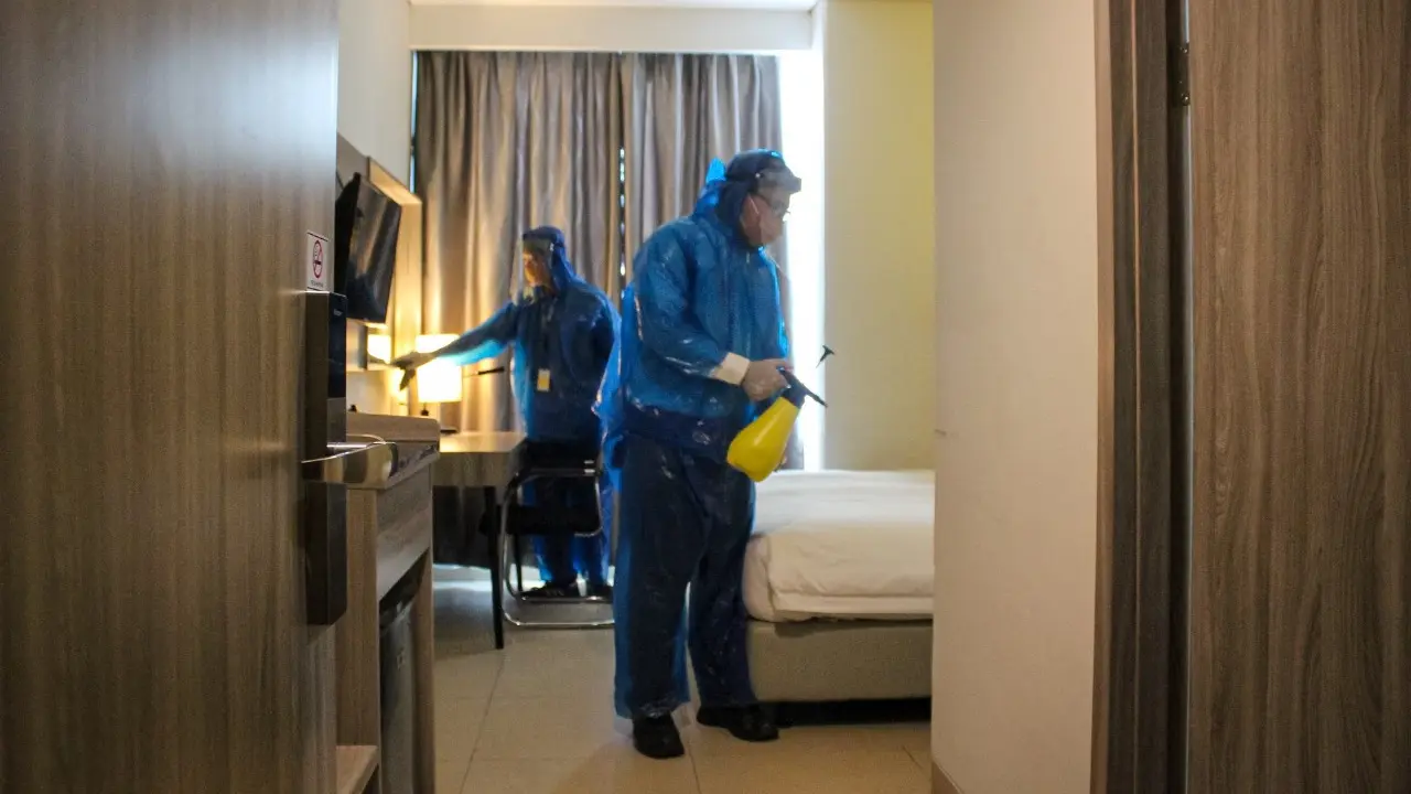 Petugas menyiapkan kamar Hotel Kyriad di Kota Tangerang sebagai lokasi isolasi bagi pasien Covid-19 tanpa gejala