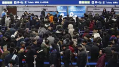 Orang-orang mengantre membeli tiket kereta api untuk mudik ke kampung halaman  selama liburan Tahun Baru Imlek, di Stasiun Kereta Api Seoul di Seoul, Korea Selatan, Selasa (7/1/2020). Warga Korea Selatan akan mengunjungi kampung halaman mereka selama liburan empat hari. (AP Photo/Ahn Young-joon)