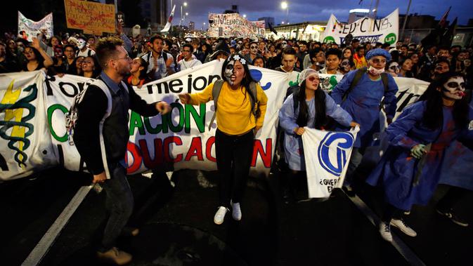 Mahasiswa mengenakan kostum halloween saat menggelar aksi protes menuntut peningkatan anggaran pendidikan di Bogota, Kolombia, Rabu (31/10). (AP Photo/Fernando Vergara)