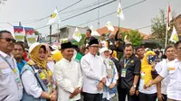 Pasangan bakal calon (bacalon) Wali Kota dan Wakil Wali Kota Tangerang Sachrudin-Maryono Hasan, dikawal ribuan massa saat mendaftarkan diri ke KPU setempat, Kamis 28 Agustus 2024. (Liputan6.com/Pramita Tristiawati).