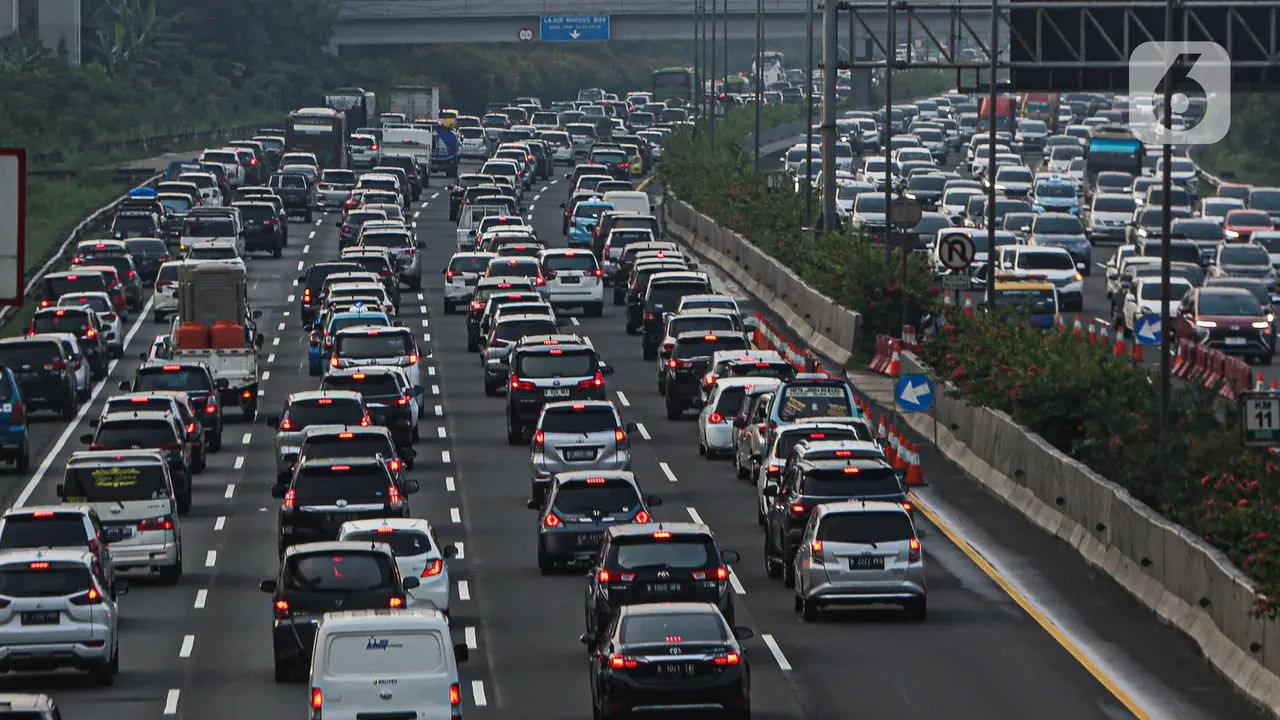 Kepadatan Arus Balik Lebaran Idul Fitri 2023 di Tol Jagorawi