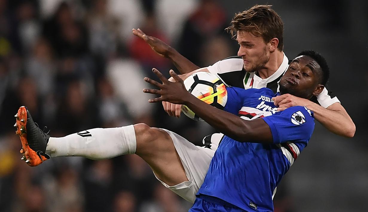Bek Juventus, Daniele Rugani, berebut bola dengan striker Sampdoria, Duvan Zapata, pada laga Serie A di Stadion Allianz, Turin, Minggu (15/4/2018). Juventus menang 3-0 atas Sampdoria. (AFP/Marco Bertorello)