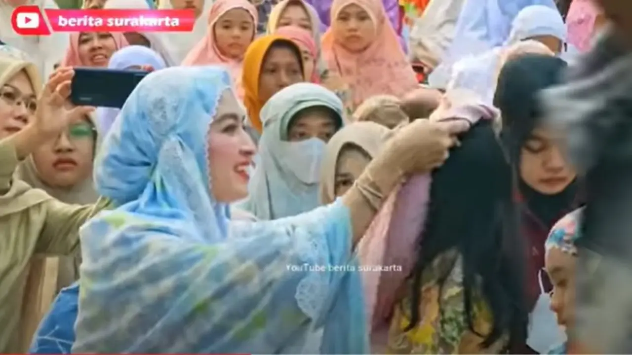 Pakai Mukena Biru Saat Salat Id di Solo, Penampilan Simpel Selvi Ananda Tuai Pujian Warganet.  foto: Youtube 'berita surakarta'