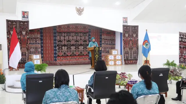 Ketua Umum TP PKK Salurkan Bantuan bagi Pengrajin dan Masyarakat Terdampak Bencana di Sumba