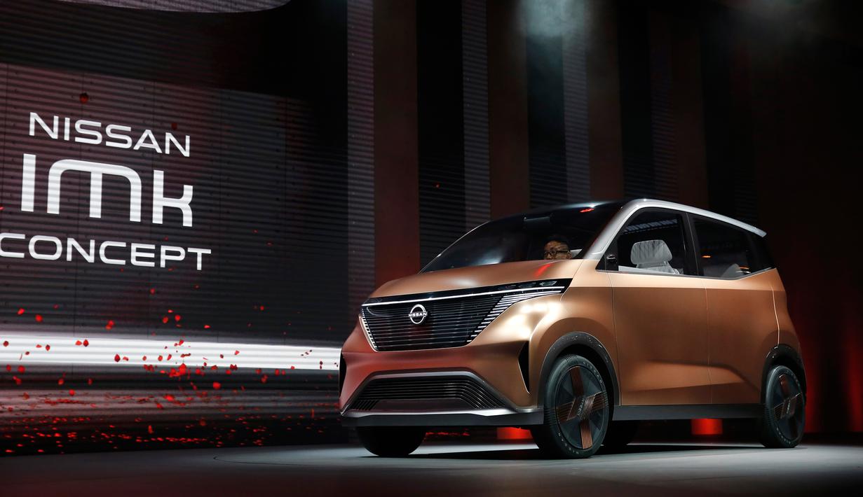 Mobil konsep Nissan IMk dipamerkan kepada media saat sesi pratinjau Tokyo Motor Show di Tokyo, Jepang, Rabu (23/10/2019). (AP Photo/Kiichiro Sato)