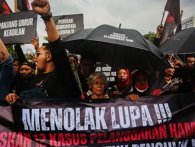 Forum Alumni Universitas Indonesia (UI) bergabung dengan keluarga penyintas pelanggaran HAM berat serta para mantan aktivis 98 mengikuti aksi Kamisan di depan Istana Negara, Jakarta, Kamis (1/2/2024). (Liputan6.com/Angga Yuniar)