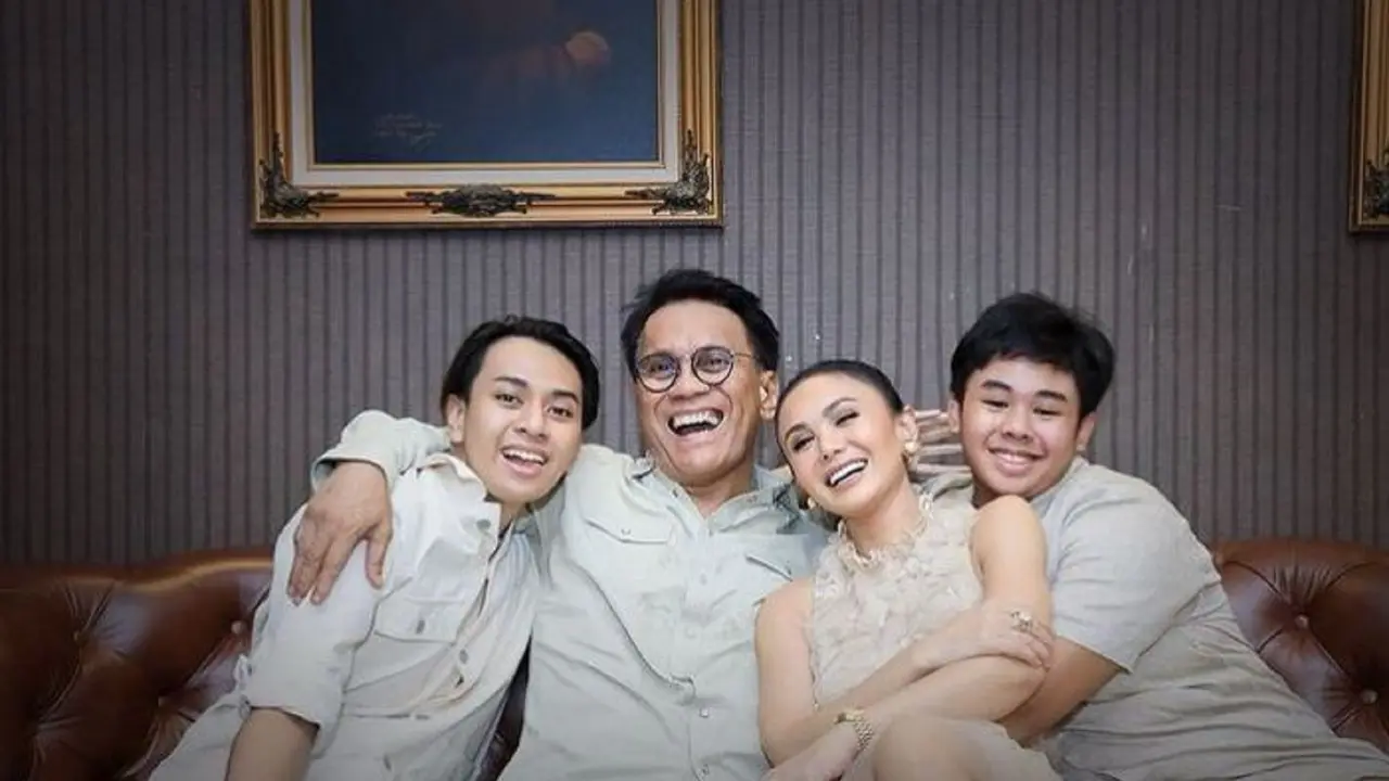 Yuni Shara dan Henry Siahaan bersama kedua putra mereka
