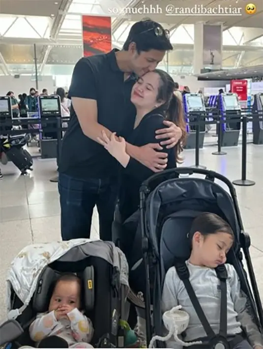 Melalui akun instagram story, mantan artis cilik itu membagikan pengalamannya pulang dari Amerika Serikat. Tasya pulang dari New York menuju Jakarta dengan dua anak yang masih balita. Sang suami tak menemani karena masih berada di Negeri Paman Sam untuk bekerja. [Instagram/tasyakamila]