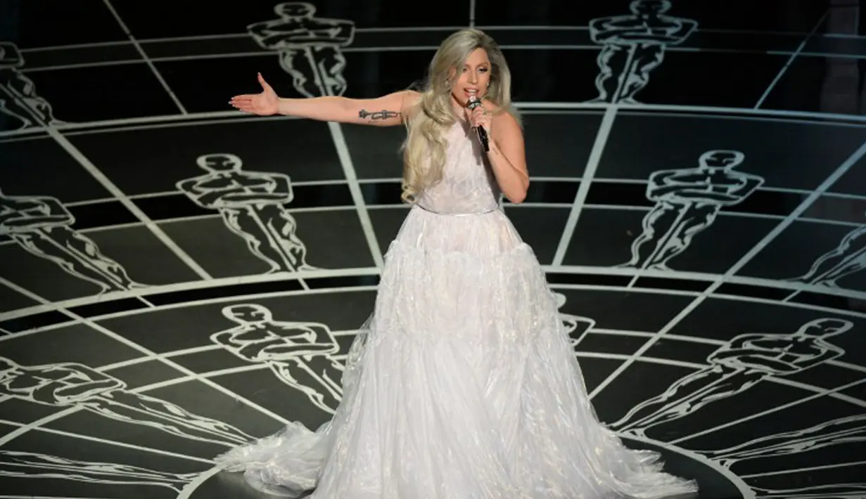 Konser Born This Way Lady Gaga di Jakarta terpaksa batal karena beberapa ormas tertentu menentang kedatangannya sang penyanyi eksentrik pada 3 Juni 2012 lalu. (AFP PHOTO/Robyn BECK)
