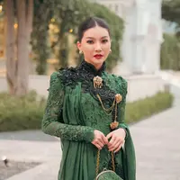 Hadiri undangan di Mangkunegaran, Solo, Sarwendah tampil bak bangsawan dalam balutan kebaya hijau [@sarwendah]