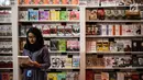 Seorang pengunjung melihat buku dalam pameran Indonesia International Book Fair (IIBF) 2017 di JCC, Jakarta,Rabu (6/9). Perhelalatan IIBF yang diselenggarakan setiap tahunnya bertujuan meningkatkan dunia literasi di Indonesia. (Liputan6.com/Angga Yuniar)