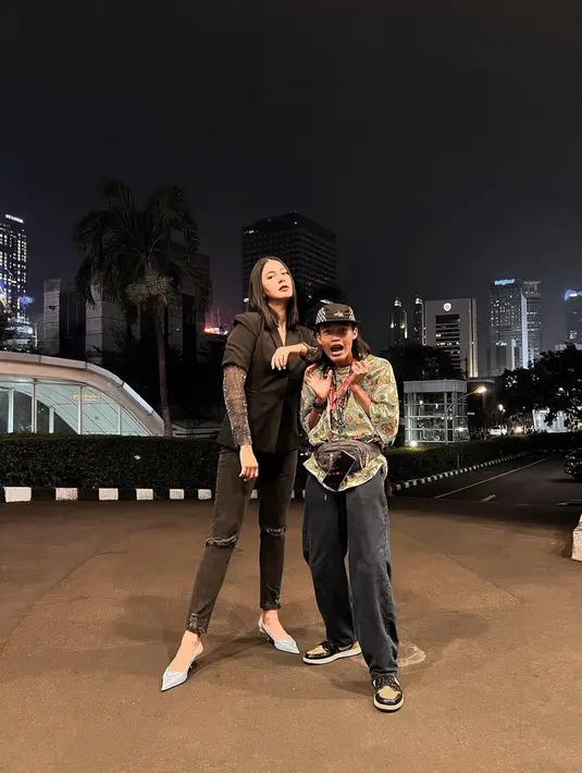 Paula Verhoeven saat berpose denga Bonge di kawasan Dukuh Atas, Jakarta Pusat, Rabu (20/7/2022). ."Terbonge-bonge," tulis Paula Verhoeven di keterangan fotonya dalam unggahan Instagram miliknya. (Instagram/ paula_verhoeven)