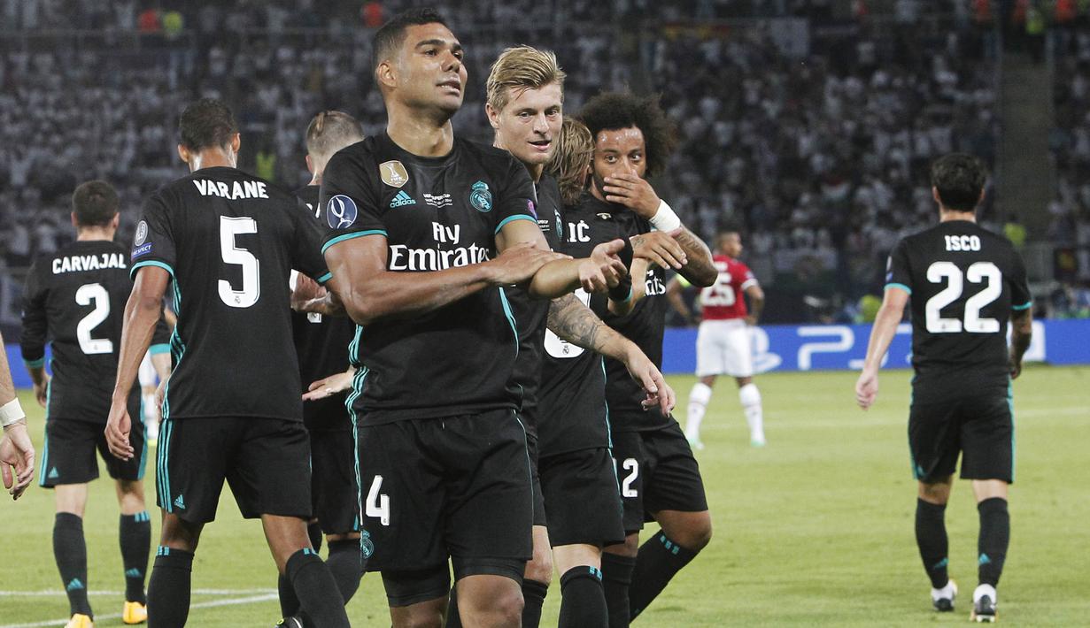 Para pemain Real Madrid merayakana kemenangan atas Mnachester United pada laga Piala Super Eropa di Stadion Philip II, Skopje, Selasa (8/8/2017). Real Madrid menang 2-1 atas Manchester United. (AP/Boris Grdanoskii)