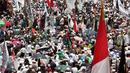 Ribuan massa yang tergabung dalam Forum Umat Islam (FUI) melakukan aksi damai 212 jilid 2 di depan Gedung Dewan Perwakilan Rakyat, Senayan, Jakarta, Selasa (21/2). (Liputan6.com/JohanTallo)