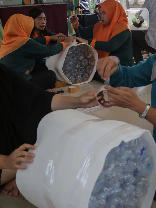Pelatihan bertujuan untuk meningkatkan kreativitas dalam mengolah limbah plastik botol. (Liputan6.com/Angga Yuniar)