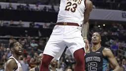 Pebasket Cleveland Cavaliers, LeBron James, memasukkan bola saat pertandingan melawan Charlotte Hornets pada laga NBA di Spectrum Center, Rabu (28/3/2018). Cleveland Cavaliers menang 118-105 atas Charlotte Hornets. (AP/Chuck Burton)