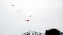Penampilan atraksi helikopter saat perayaan HUT ke-77 TNI di Jakarta, Rabu (5/10/2022). Kegiatan yang diikuti oleh seluruh kesatuan jajaran TNI ini dalam rangka menyambut HUT ke-77 TNI. (Liputan6.com/Faizal Fanani)