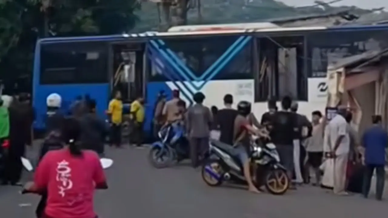 Sebuah bus Transjakarta menabrak kios dan rumah yang berlokasi di Jalan Raya Stasiun Cakung, Pulogebang, Cakung, Jakarta Timur, Jumat (19/9/2025) pagi (Istimewa)