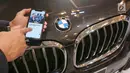 Model menunjukkan layanan BMW Premium Selection (BPS) pada pameran GIIAS 2019, di ICE BSD, Tangerang, Jumat (19/7/2019). BPS menampilkan fitur bagi pemilik dan calon pemilik kendaraan melalui layanan digital listing https://usedcars.bmw.co.id/buy-used-cars. (Liputan6.com/Fery Pradolo)