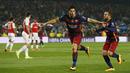 Striker Barcelona, Luis Suarez, merayakan gol ke gawang Arsenal pada leg kedua babak 16 besar Liga Champions di Stadion Camp Nou, Kamis (17/3/2016) dini hari WIB. Barca lolos ke perempat final. (Action Images via Reuters/Carl Recine)