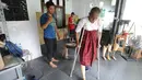 Penyandang disabilitas berjalan menggunakan kaki palsu di sebuah bengkel kawasan Ciputat Baru, Tangerang Selatan, Banten, Senin (14/10/2019). Kaki dan tangan palsu tersebut terbuat dari bahan fiber dan karbon. (merdeka.com/Arie Basuki)