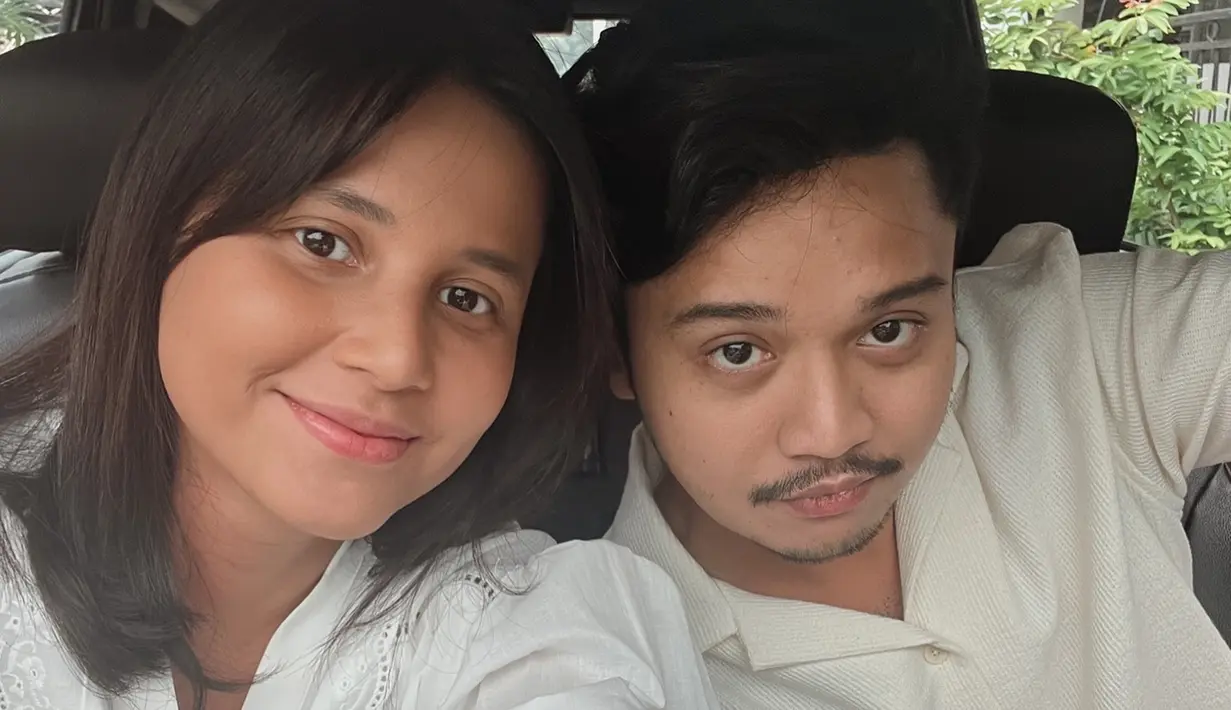 Potret Yunita Siregar dan Derby Romero ketika syuting. Lewat foto ini, Yunita Siregar ucap terima kasih untuk 1 juta orang yang sudah menonton Home Sweet Loan. Melihat foto ini, netizen flashback scene di mana Danan mengajak Kaluna untuk menikah. Sudah menikah dan jadi ayah, beberapa netizen salah fokus dengan paras Derby Romero yang tetap awet muda. (Liputan6.com/IG/@yunitasiregar)