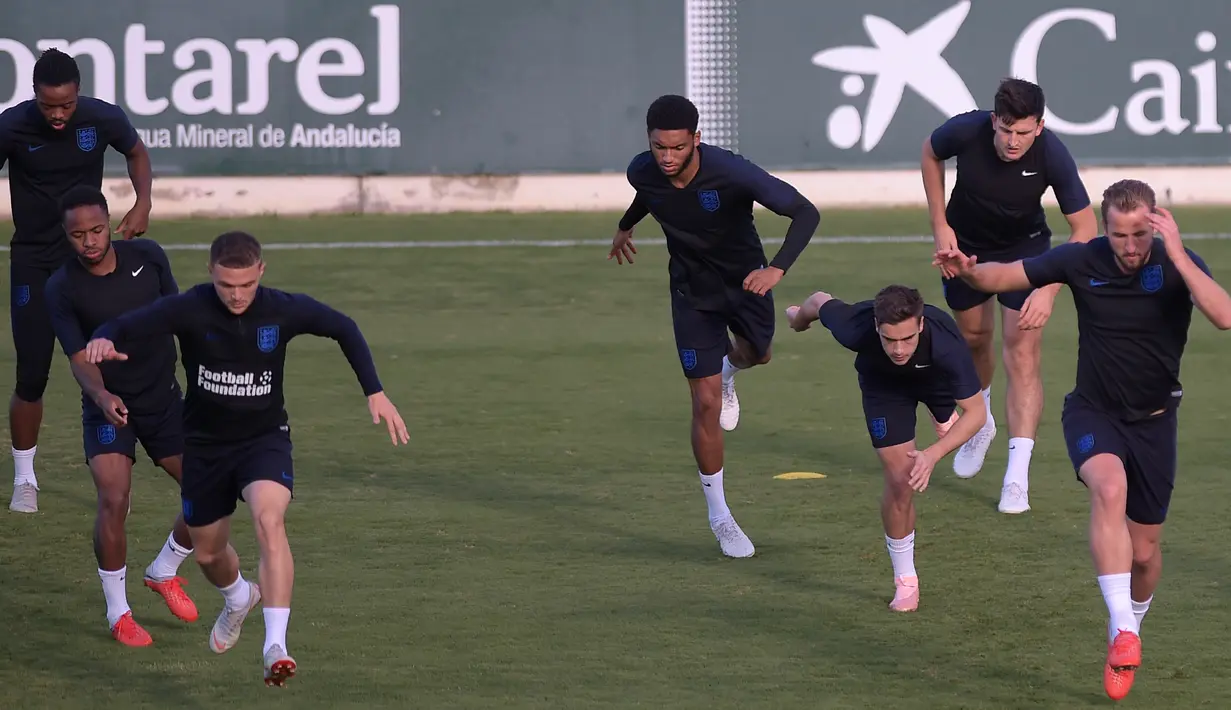 Para pemain Inggris melakukan pemanasan jelang melawan Spanyol di laga lanjutan Liga A Grup 4 UEFA Nations League 2018 di Ciudad Deportiva Luis del Sol, Sevilla (14/10). Inggris butuh kemenangan jika ingin ke putaran final. (AFP Photo/Jorge Guerrero)