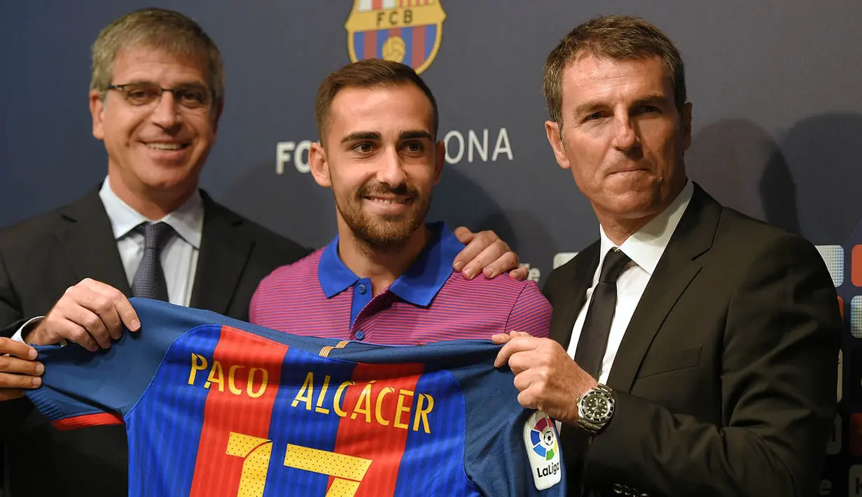 Pemain baru Barcelona, Paco Alcacer, memegang jersey Barca bersama Wakil Presiden Barcelona, Jordi Mestre. Bersama klub barunya, Paco Alcacer, akan mengenakan nomor punggung 17. (AFP/Lluis Gene)