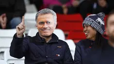  Seorang suporter menggunakan topeng pelatih Chelsea Jose Mourinho pada laga Liga Premier Inggris di Stadion Britania, Minggu (8/11/2015) dini hari WIB. Mourinho dilarang mendampingi timnya oleh Football Association ( FA ). ( Reuters/ Ed Sykes)