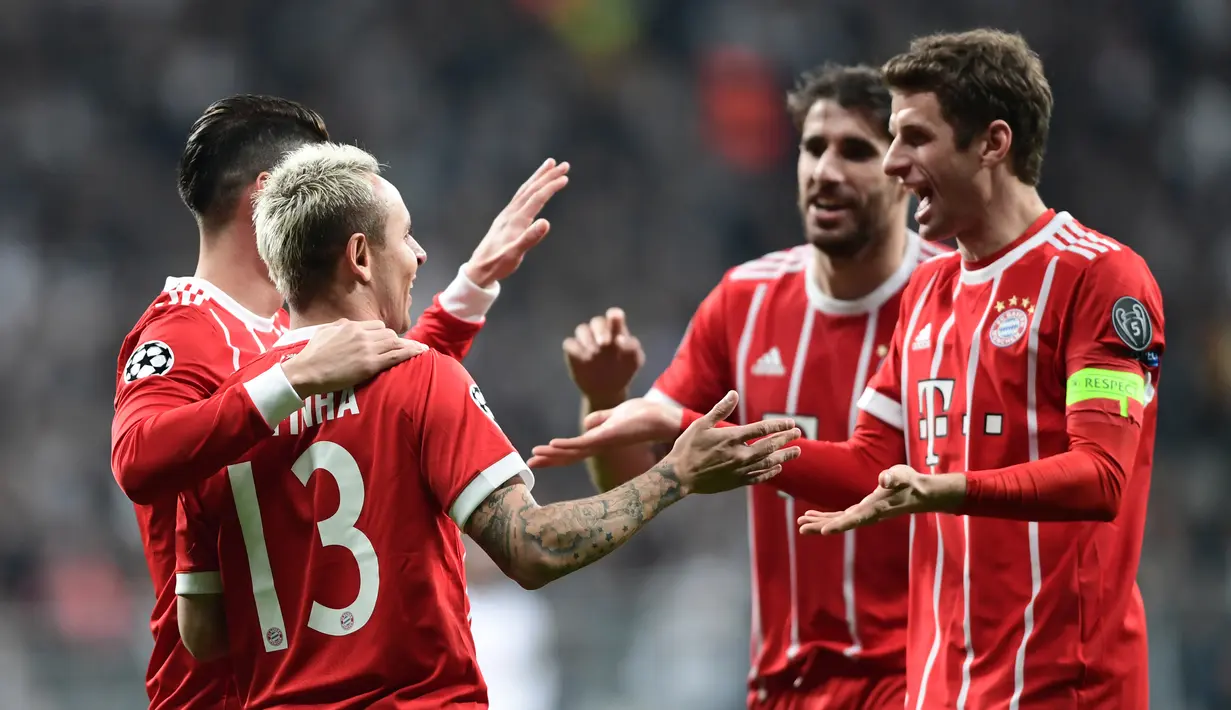 Para pemain Bayern Munchen merayakan gol Rafinha (tengah) saat melawan Besiktas pada leg kedua 16 besar Liga Champions di Vodafone Stadyumu, Besiktas Park, Istanbul, (14/3/2018). Bayern menang 3-1. (AFP/Ozan Kose)