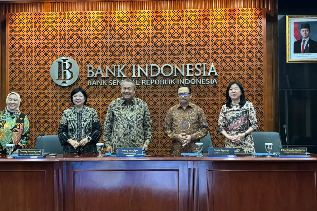 Gubernur Bank Indonesia Perry Warjiyo dan Dewan Gubernur BI dalam konferensi pers RDG Oktober 2024, di Gedung BI, Jakarta, Rabu (20/11 /2024). (Tira/Liputan6.com)