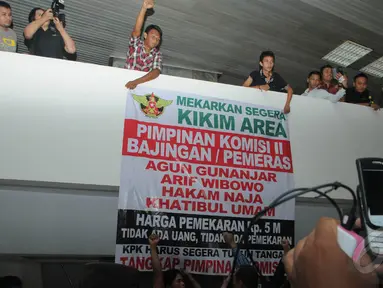 Seratusan warga Kikim Area, Provinsi Sumatera Selatan berunjuk rasa di Gedung Nusantara II, Jakarta, Senin (29/9/2014) (Liputan6.com/Herman Zakharia)
