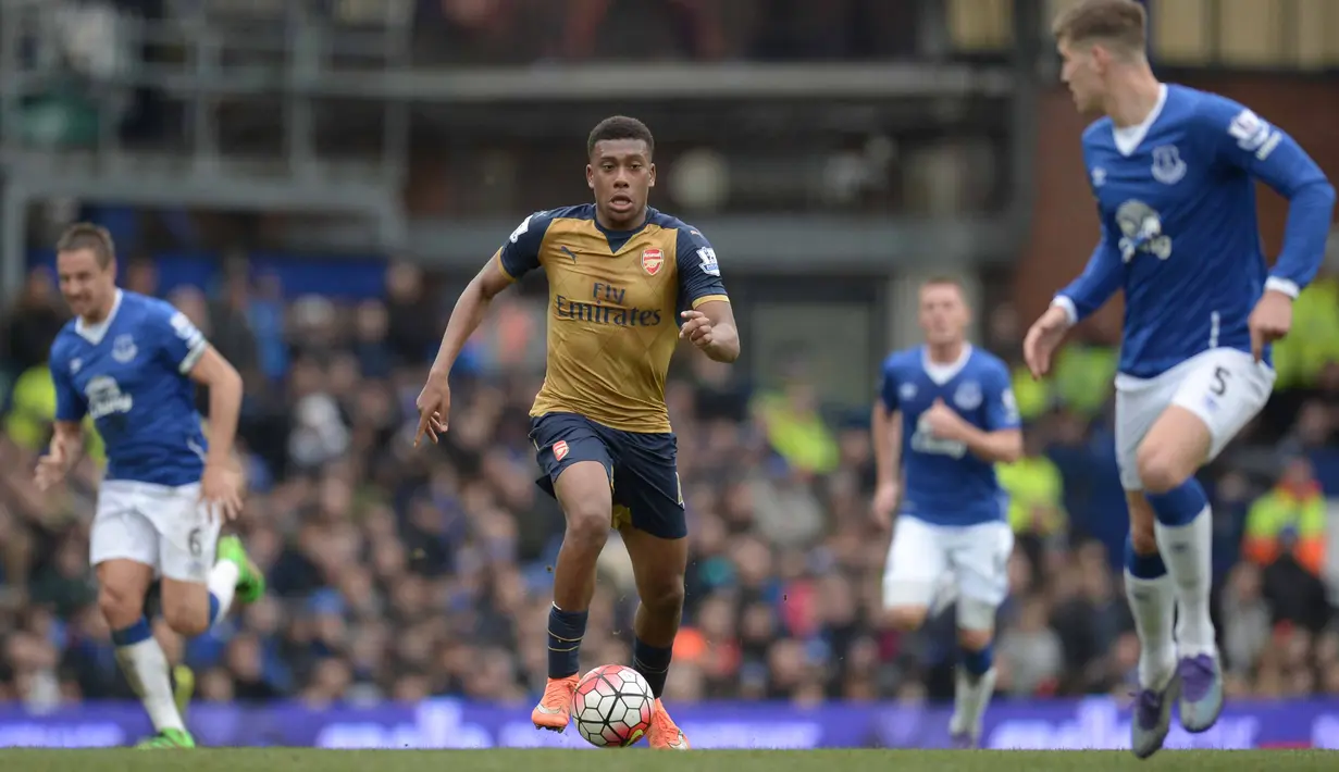 Pemain Arsenal, Alex Iwobi mencetak satu gol saat Arsenal menundukan Everton pada lanjutan liga Inggris pekan ke-31 di Stadion Goodison Park, Liverpool, Sabtu (19/3/2016)WIB. (AFP/Oli Scarff)