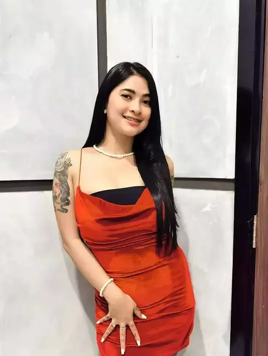 Pesona Penyanyi Dangdut Cantik Bertato, Terbaru Ayu Ting Ting di Dada