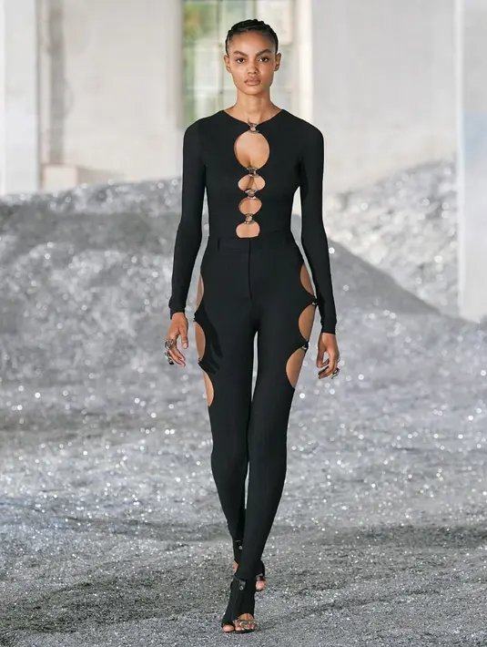 Kebebasan bergerak dieksplorasi lewat koleksi gaun dengan bahan yang mengalir, permainan cetakan kaleidoskop abstrak yang geometris dan eksperimental, dan blok warna. Koleksi ini adalah tentang harmoni pada pola-pola yang baru. Foto: Document/Burberry.