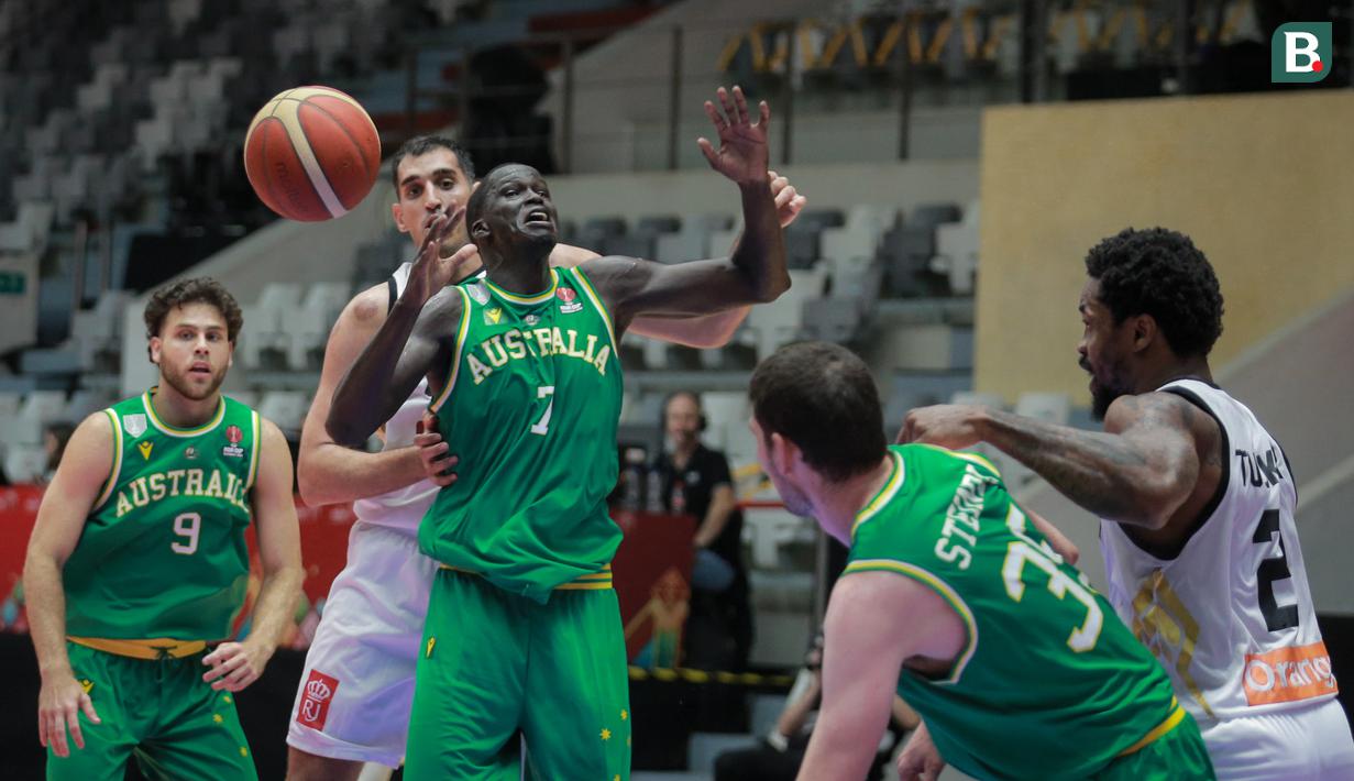 Pebasket Australia, Thon Maker (tengah) berebut bola dengan pebasket Yordania, Ahmad Al Dwairi saat matchday pertama Grup A FIBA Asia Cup 2022 antara Timnas Arab Saudi melawan Timnas Indonesia di Istora Senayan, Jakarta, Selasa (12/07/2022). (Bola.com/Bagaskara Lazuardi)