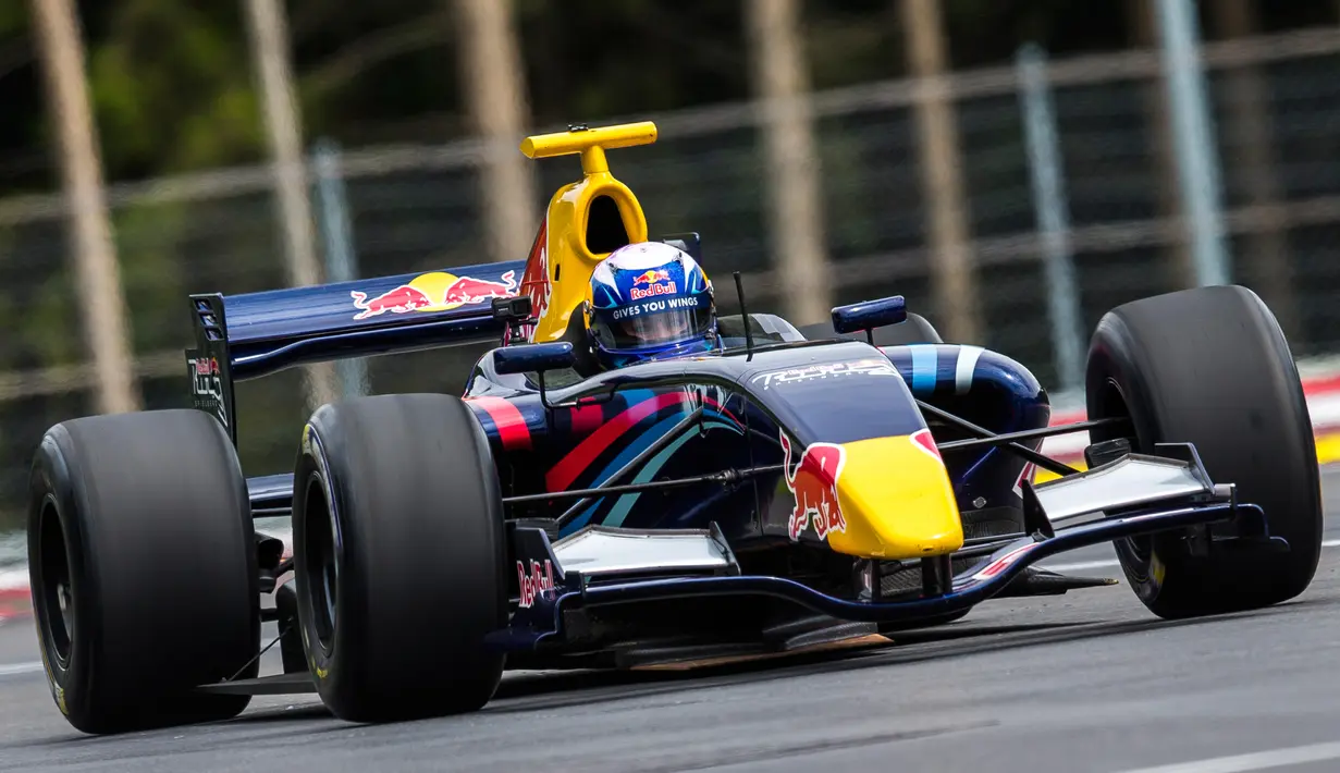 Atlet Ski dunia asal Amerika, Lindsey Vonn saat mengendarai mobil F1 Red Bull di Spielberg, Austria, (14/6). Atlet cantik ini tidak memungkiri jika ia pensiun dari dunia ski, dia akan menjadi pembalap. (Samo Vidic/Red Bull Content Pool)