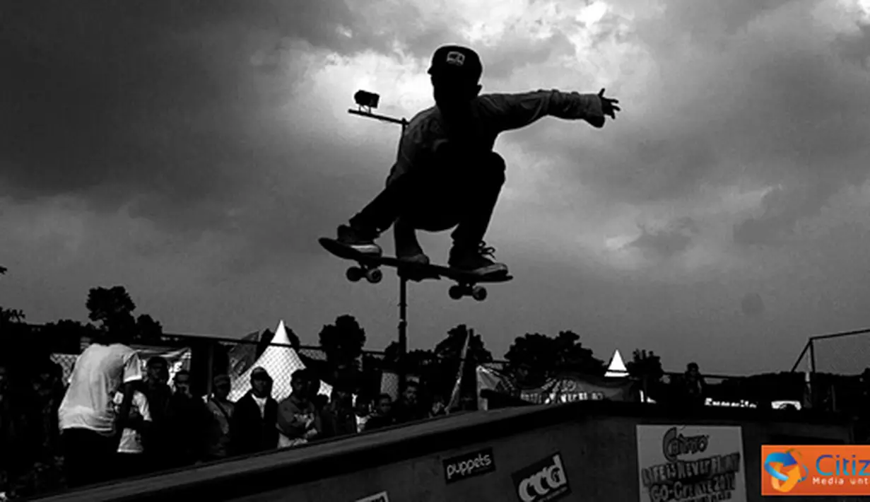 
Citizen6, Bandung: Meluncur, melompat, dan terjungkal menggunakan papan beroda, itulah skateboard, olahraga dari negeri paman Sam yang telah menjamur di Indonesia sejak 1976. (Pengirim: Aries Radhmandy)